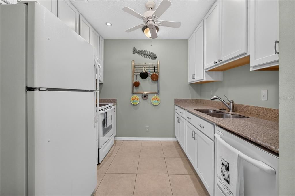 For Sale: $119,900 (1 beds, 1 baths, 992 Square Feet)