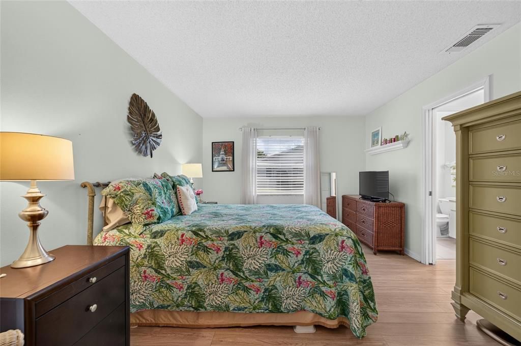 For Sale: $119,900 (1 beds, 1 baths, 992 Square Feet)