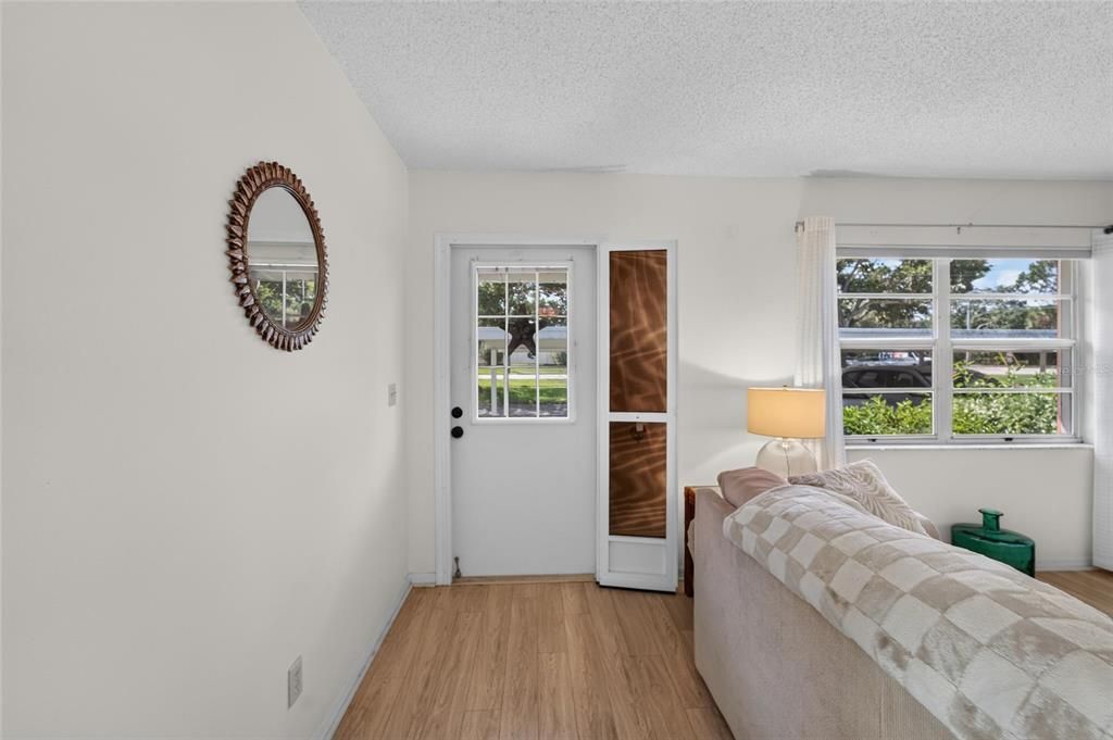 For Sale: $119,900 (1 beds, 1 baths, 992 Square Feet)