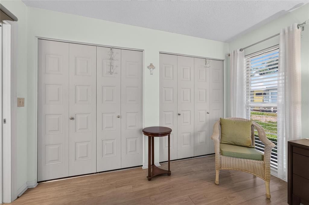 For Sale: $119,900 (1 beds, 1 baths, 992 Square Feet)