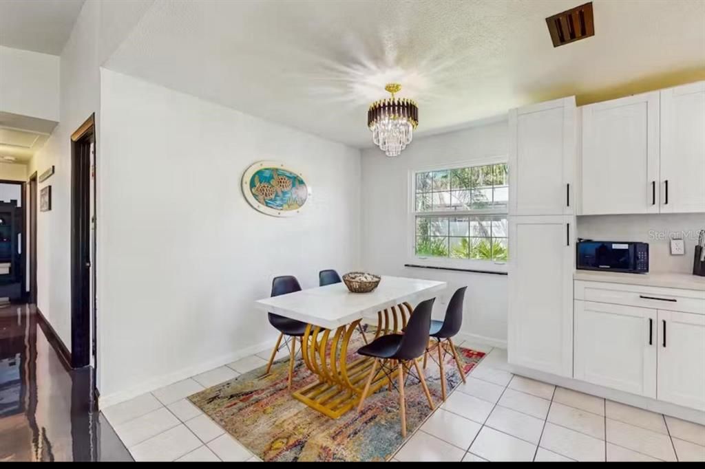 For Sale: $374,500 (3 beds, 1 baths, 1081 Square Feet)
