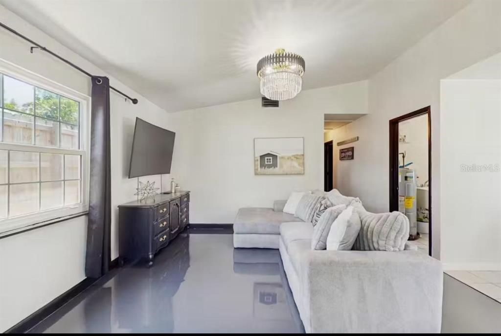 For Sale: $374,500 (3 beds, 1 baths, 1081 Square Feet)