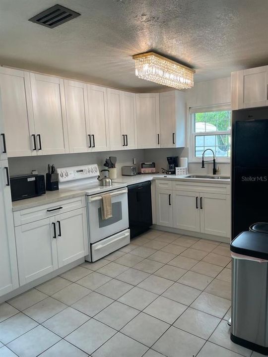 For Sale: $374,500 (3 beds, 1 baths, 1081 Square Feet)