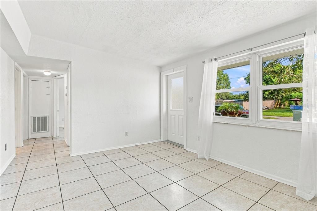 En Venta: $309,000 (4 camas, 2 baños, 1125 Pies cuadrados)