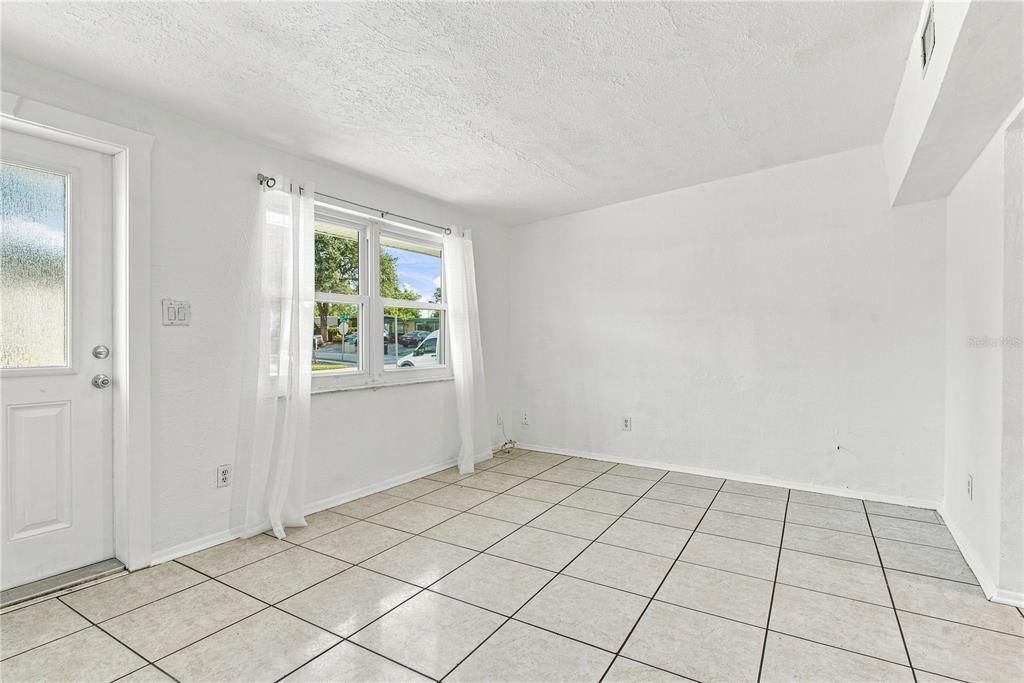 En Venta: $309,000 (4 camas, 2 baños, 1125 Pies cuadrados)