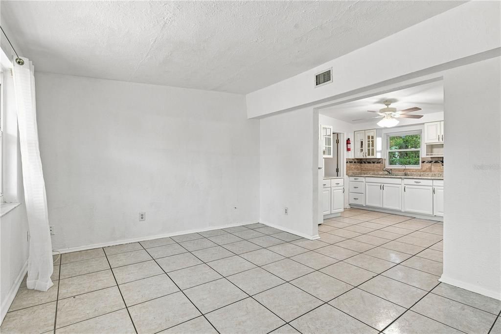 En Venta: $309,000 (4 camas, 2 baños, 1125 Pies cuadrados)