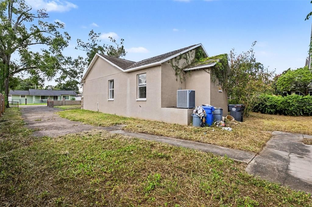 For Sale: $350,000 (4 beds, 3 baths, 1064 Square Feet)