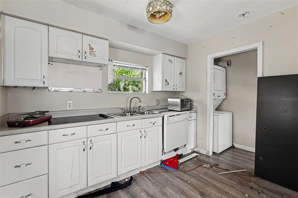For Sale: $350,000 (4 beds, 3 baths, 1064 Square Feet)