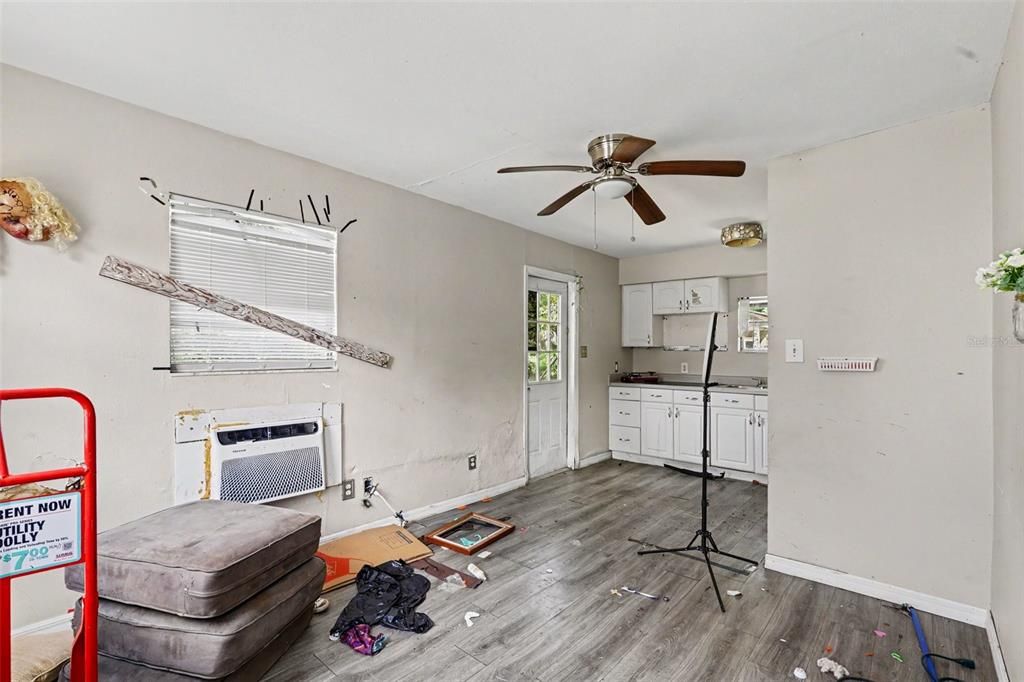 For Sale: $350,000 (4 beds, 3 baths, 1064 Square Feet)