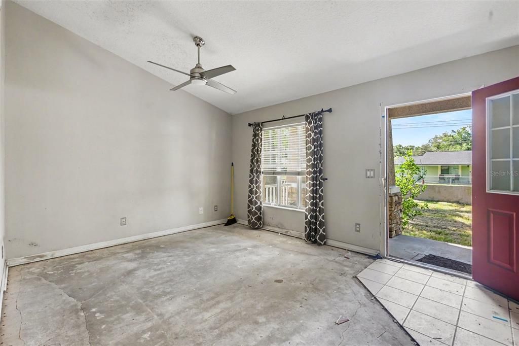 For Sale: $350,000 (4 beds, 3 baths, 1064 Square Feet)