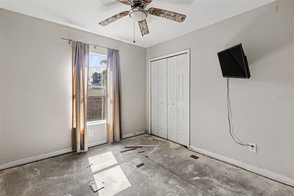 For Sale: $350,000 (4 beds, 3 baths, 1064 Square Feet)