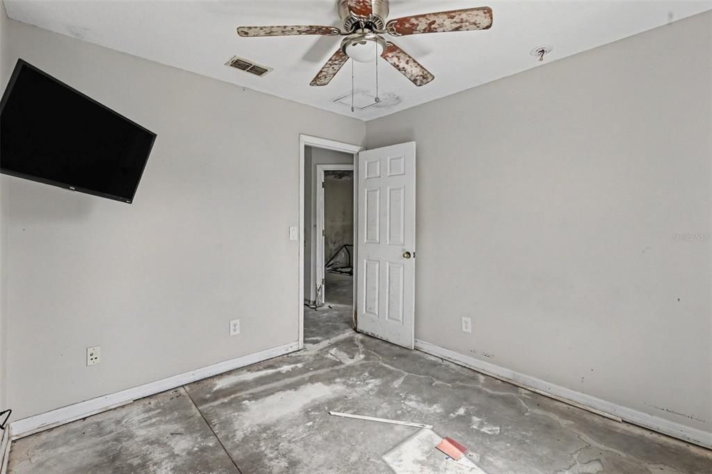 For Sale: $350,000 (4 beds, 3 baths, 1064 Square Feet)