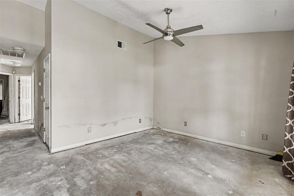 For Sale: $350,000 (4 beds, 3 baths, 1064 Square Feet)