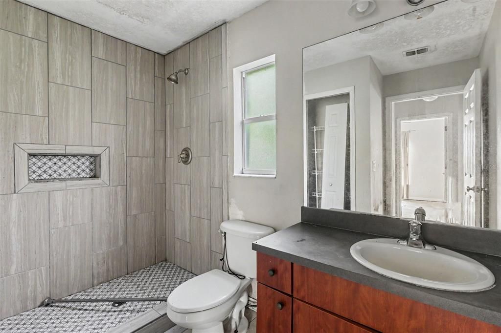 For Sale: $350,000 (4 beds, 3 baths, 1064 Square Feet)
