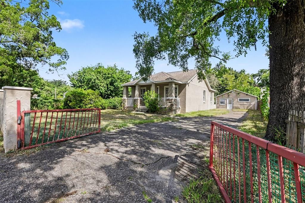 For Sale: $350,000 (4 beds, 3 baths, 1064 Square Feet)