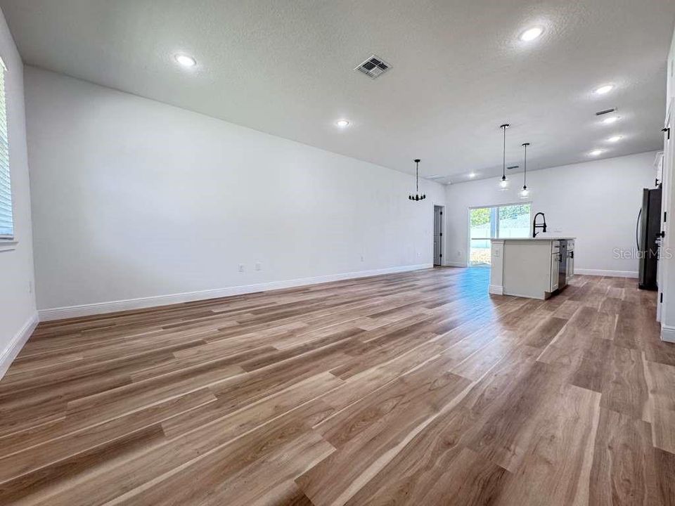 For Rent: $1,950 (4 beds, 2 baths, 1548 Square Feet)