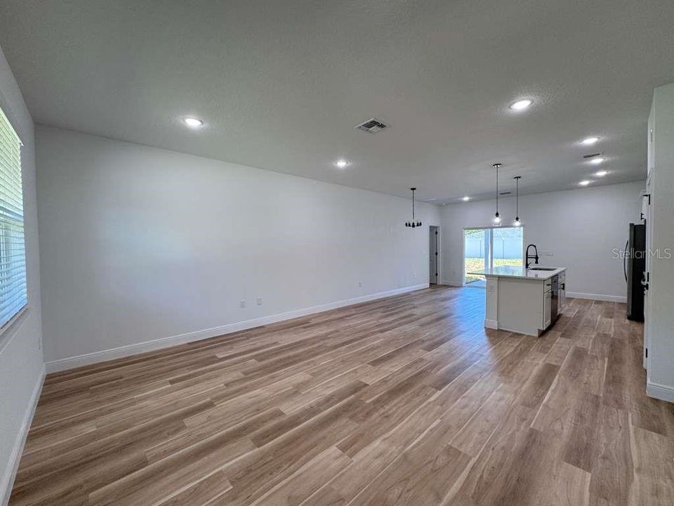 For Rent: $1,950 (4 beds, 2 baths, 1548 Square Feet)