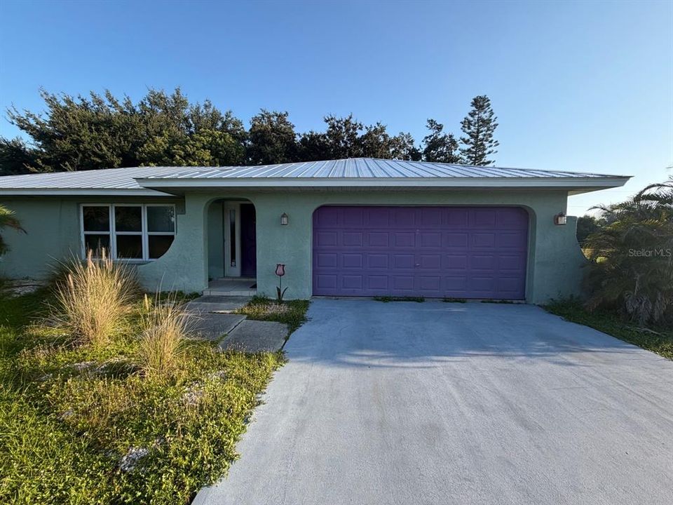 For Sale: $299,990 (2 beds, 2 baths, 1370 Square Feet)