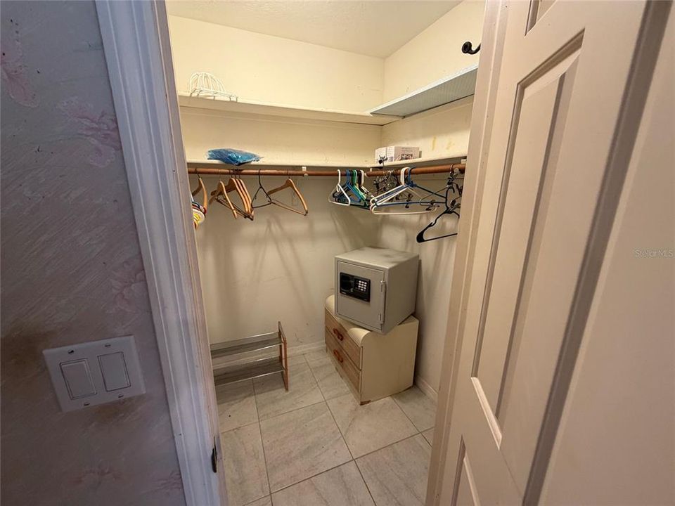 For Sale: $299,990 (2 beds, 2 baths, 1370 Square Feet)