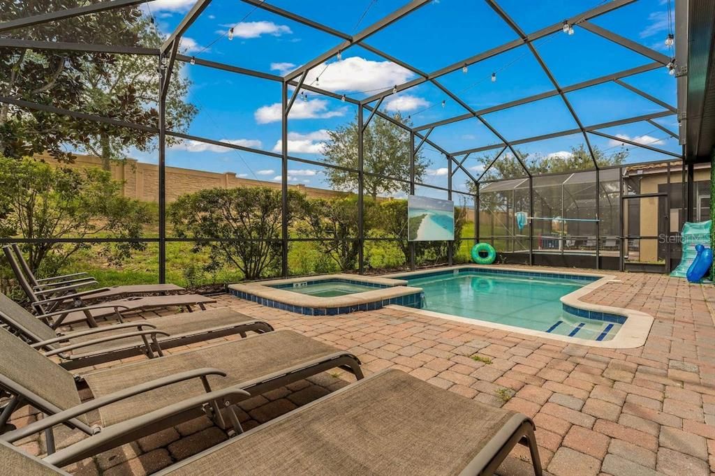 For Sale: $585,000 (6 beds, 6 baths, 3063 Square Feet)