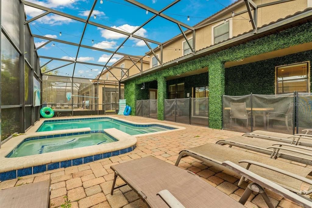 For Sale: $585,000 (6 beds, 6 baths, 3063 Square Feet)