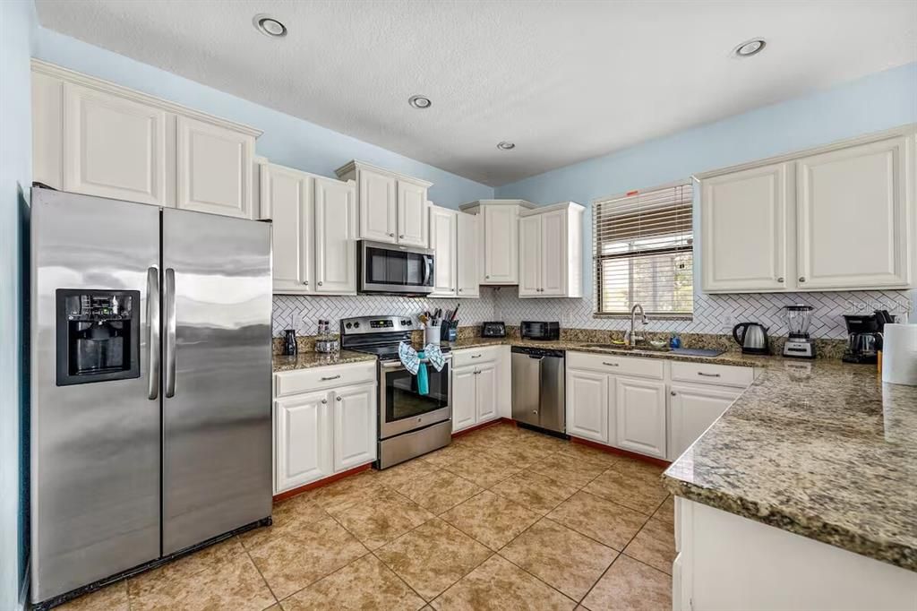 For Sale: $585,000 (6 beds, 6 baths, 3063 Square Feet)