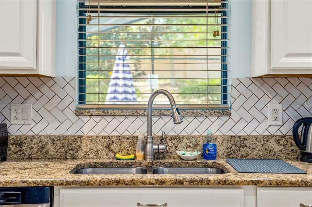 For Sale: $585,000 (6 beds, 6 baths, 3063 Square Feet)
