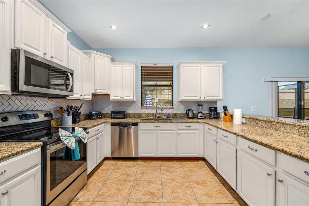 For Sale: $585,000 (6 beds, 6 baths, 3063 Square Feet)