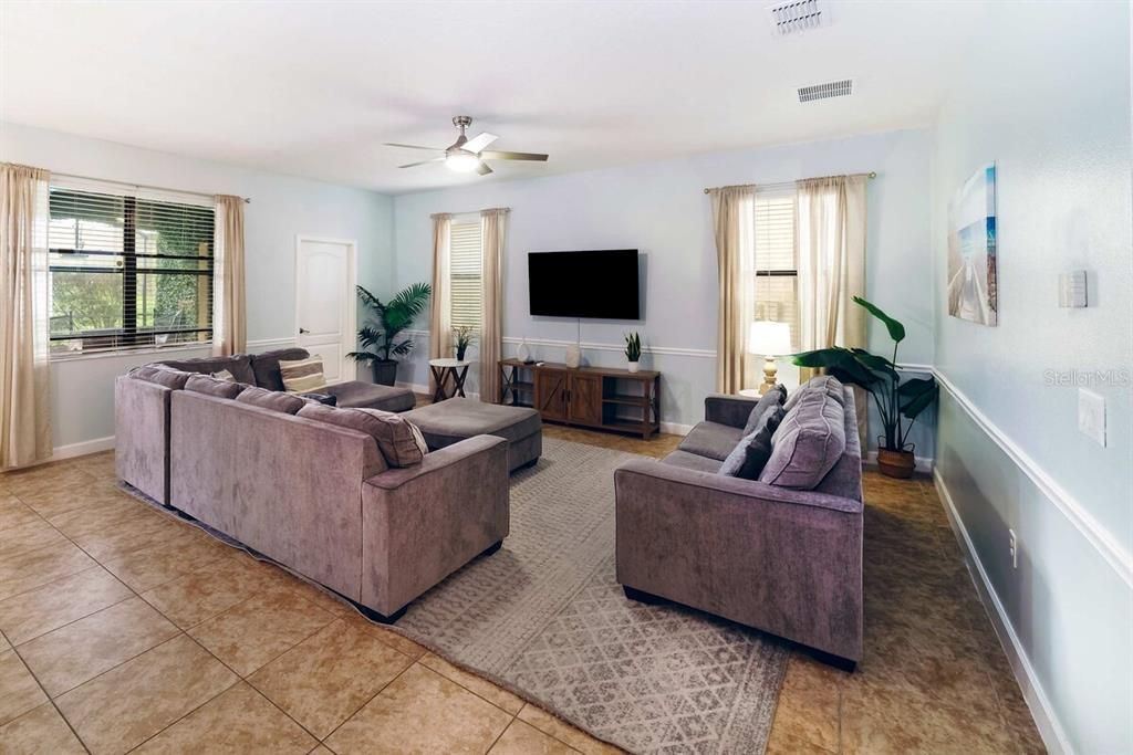 For Sale: $585,000 (6 beds, 6 baths, 3063 Square Feet)