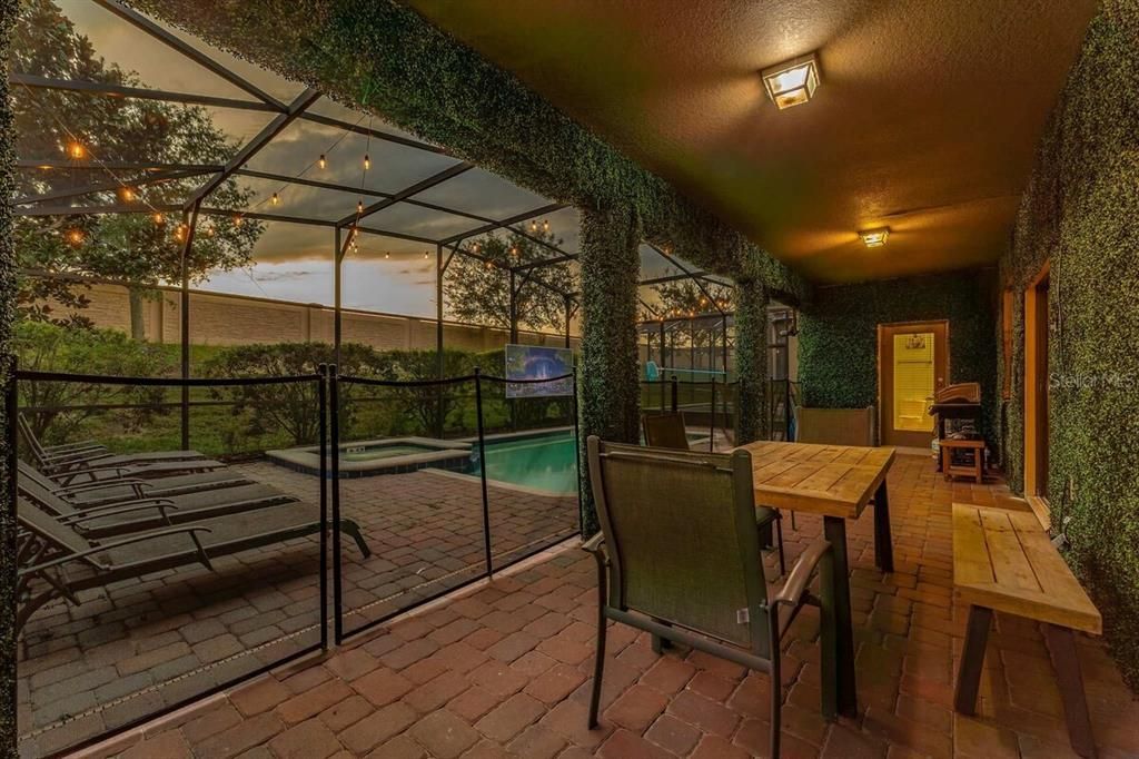 For Sale: $585,000 (6 beds, 6 baths, 3063 Square Feet)