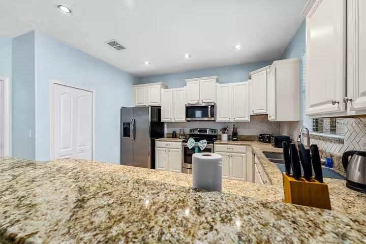 For Sale: $585,000 (6 beds, 6 baths, 3063 Square Feet)