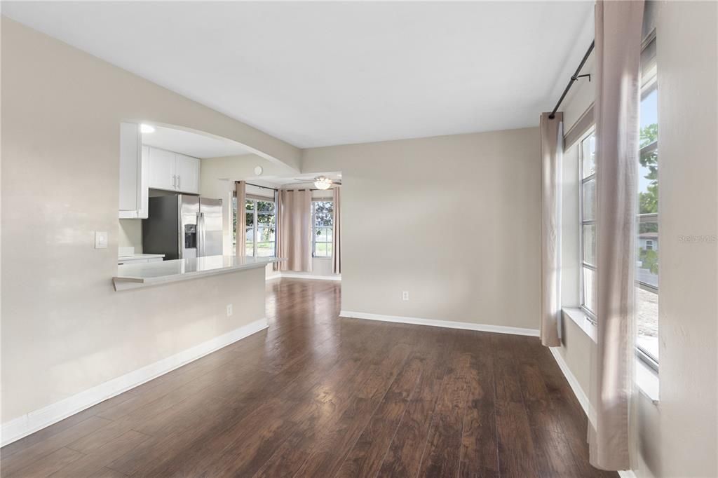 For Sale: $194,999 (2 beds, 1 baths, 890 Square Feet)