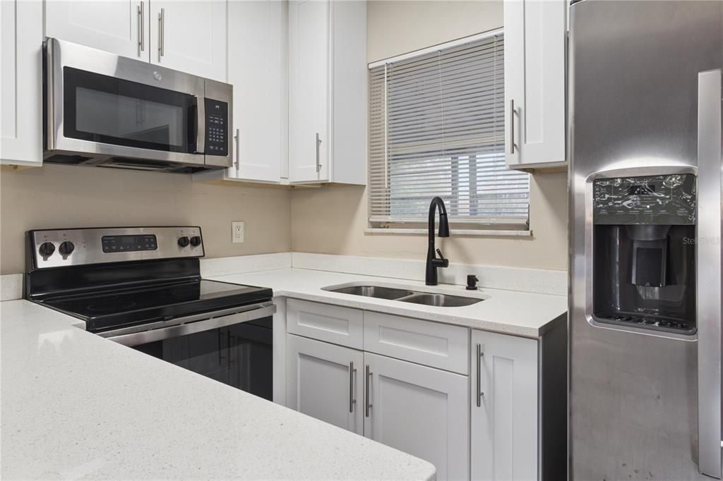 For Sale: $194,999 (2 beds, 1 baths, 890 Square Feet)