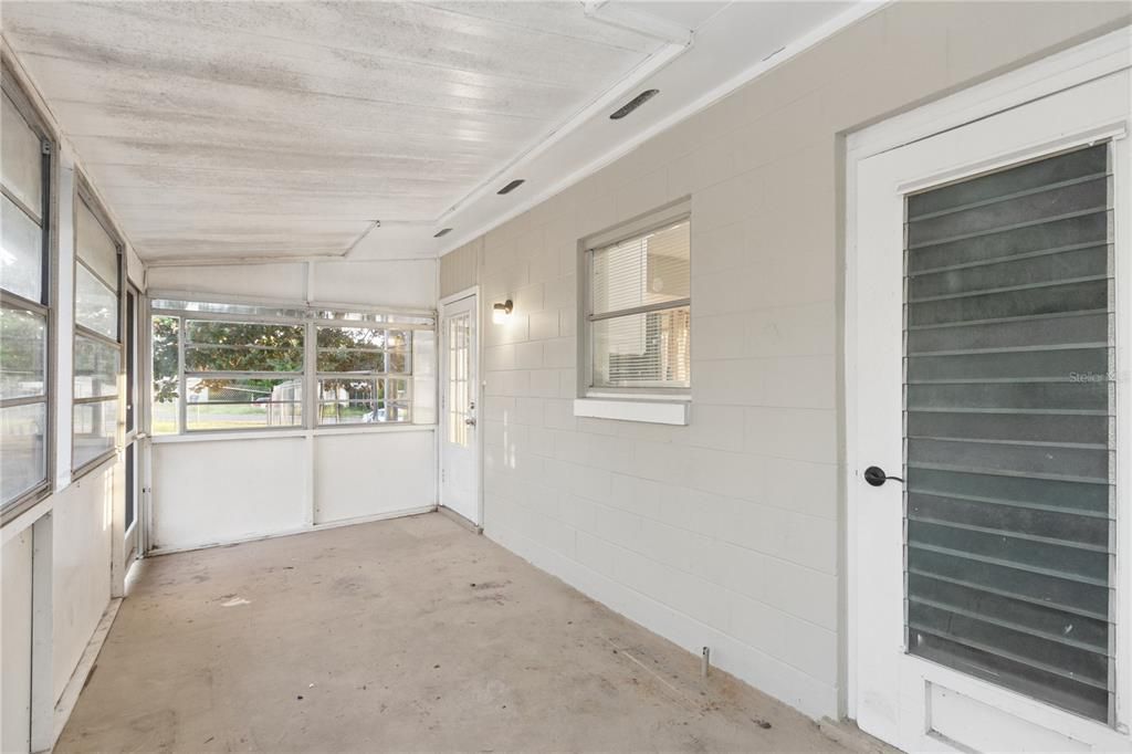 For Sale: $194,999 (2 beds, 1 baths, 890 Square Feet)