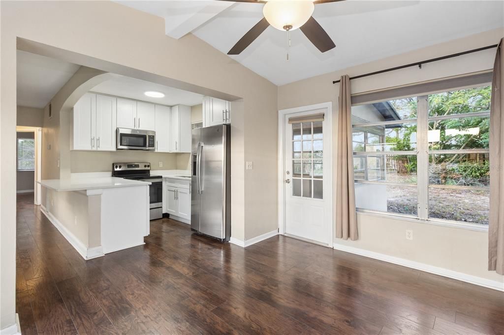 For Sale: $194,999 (2 beds, 1 baths, 890 Square Feet)