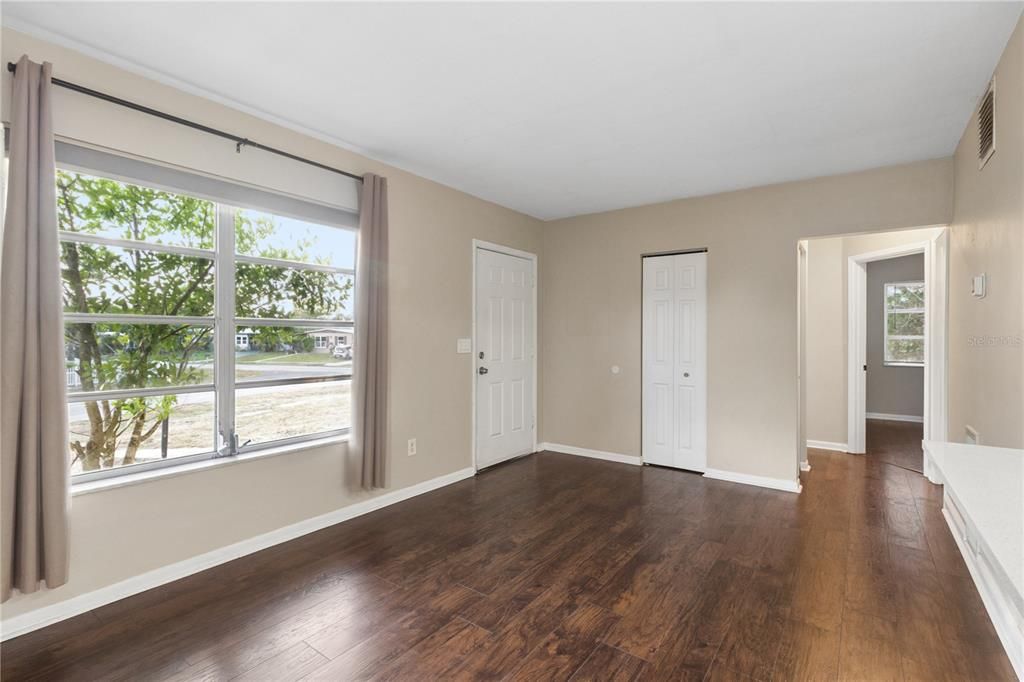 For Sale: $194,999 (2 beds, 1 baths, 890 Square Feet)