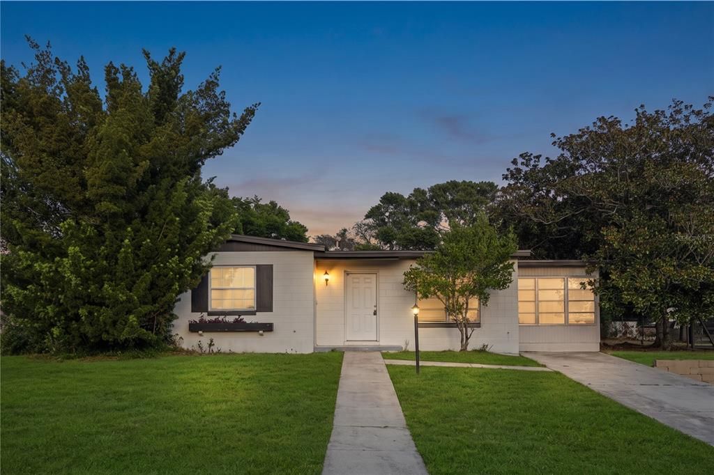 For Sale: $194,999 (2 beds, 1 baths, 890 Square Feet)