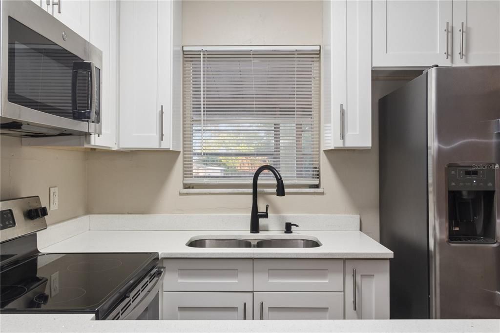 For Sale: $194,999 (2 beds, 1 baths, 890 Square Feet)