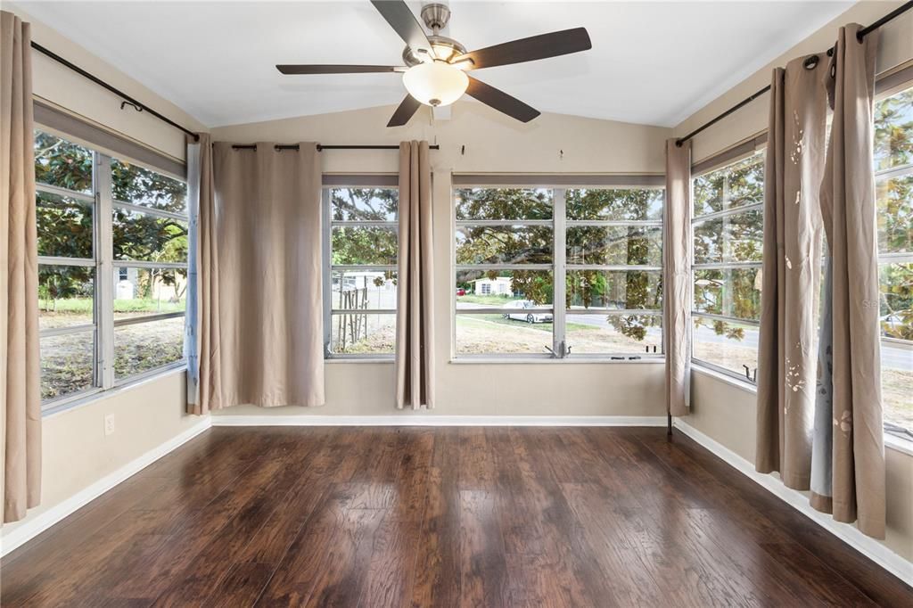 For Sale: $194,999 (2 beds, 1 baths, 890 Square Feet)