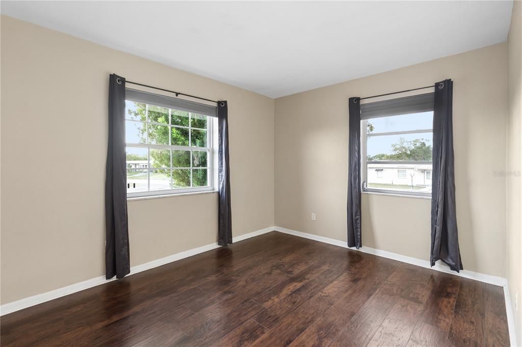 For Sale: $194,999 (2 beds, 1 baths, 890 Square Feet)
