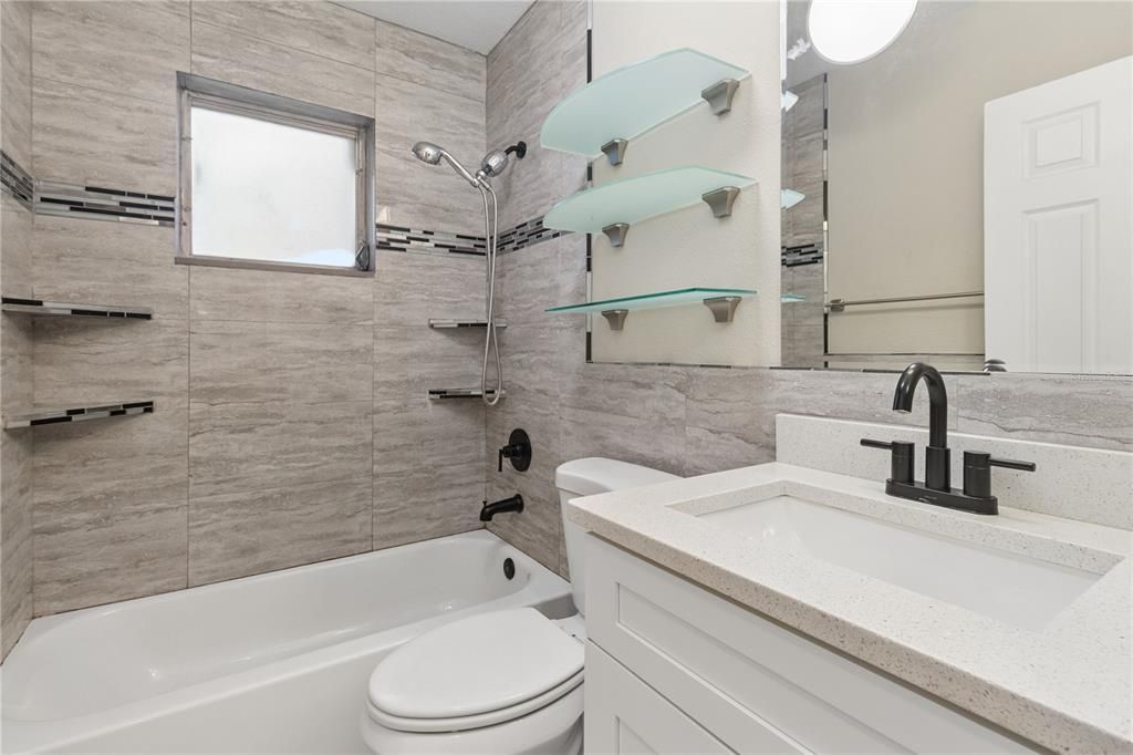 For Sale: $194,999 (2 beds, 1 baths, 890 Square Feet)