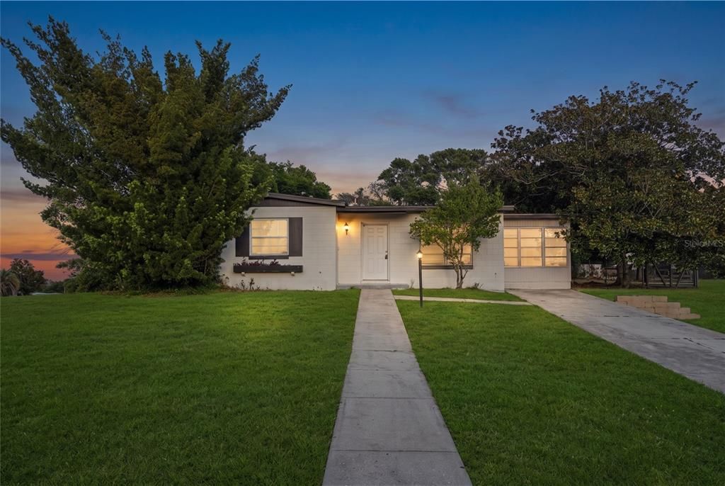 For Sale: $194,999 (2 beds, 1 baths, 890 Square Feet)