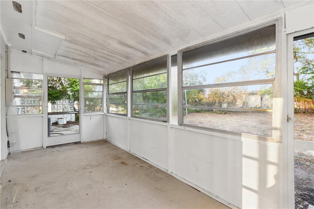 For Sale: $194,999 (2 beds, 1 baths, 890 Square Feet)