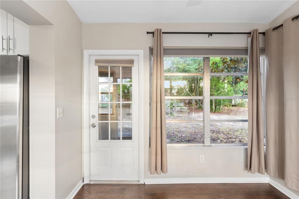 For Sale: $194,999 (2 beds, 1 baths, 890 Square Feet)