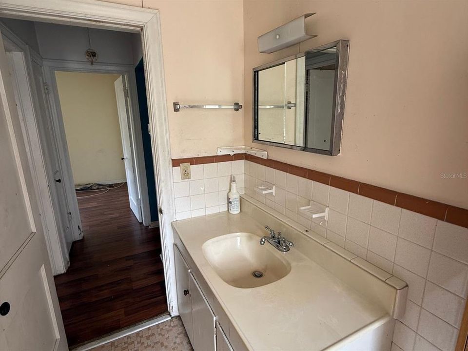 For Sale: $399,000 (2 beds, 1 baths, 925 Square Feet)