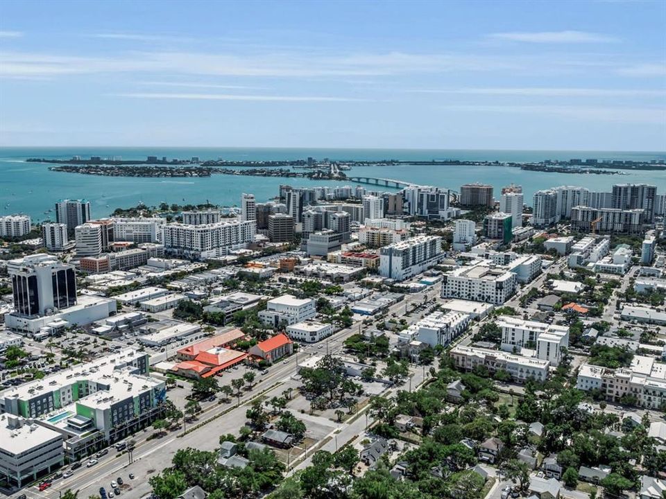 For Sale: $399,000 (2 beds, 1 baths, 925 Square Feet)