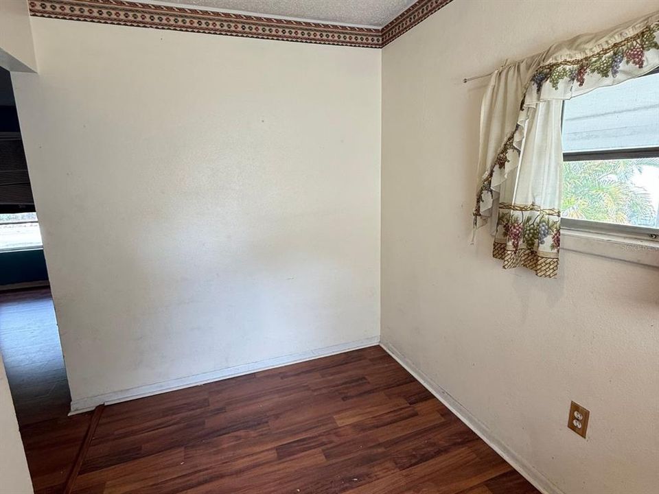 For Sale: $399,000 (2 beds, 1 baths, 925 Square Feet)
