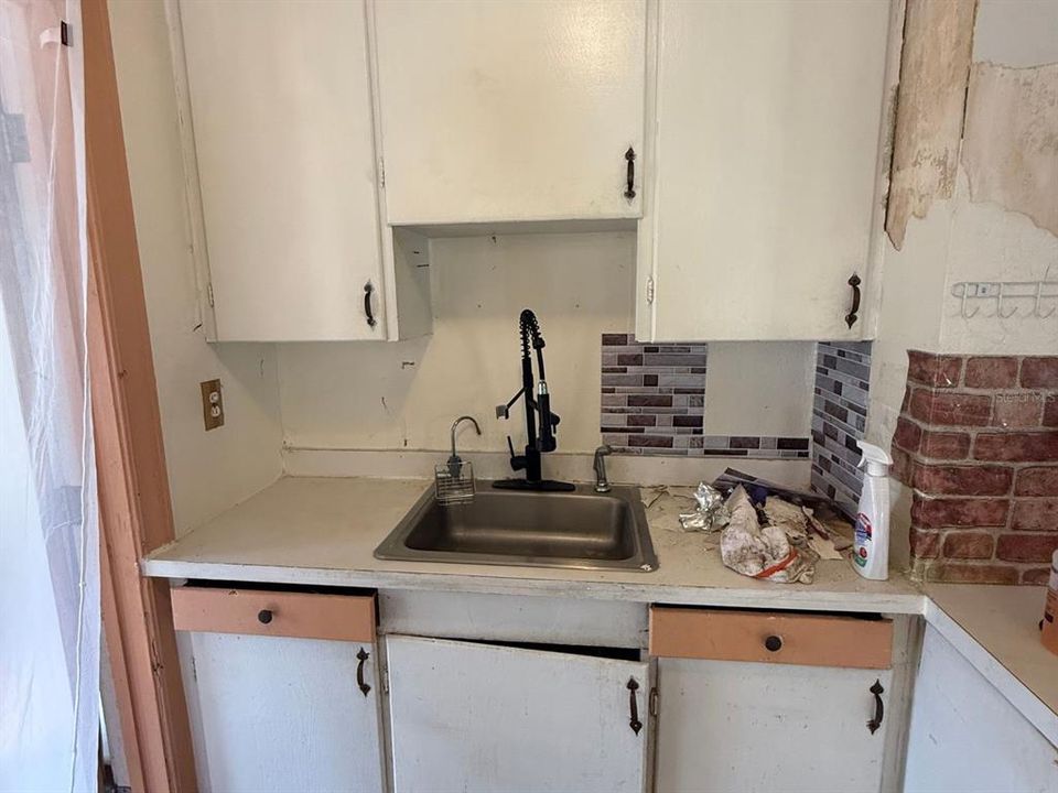 For Sale: $399,000 (2 beds, 1 baths, 925 Square Feet)