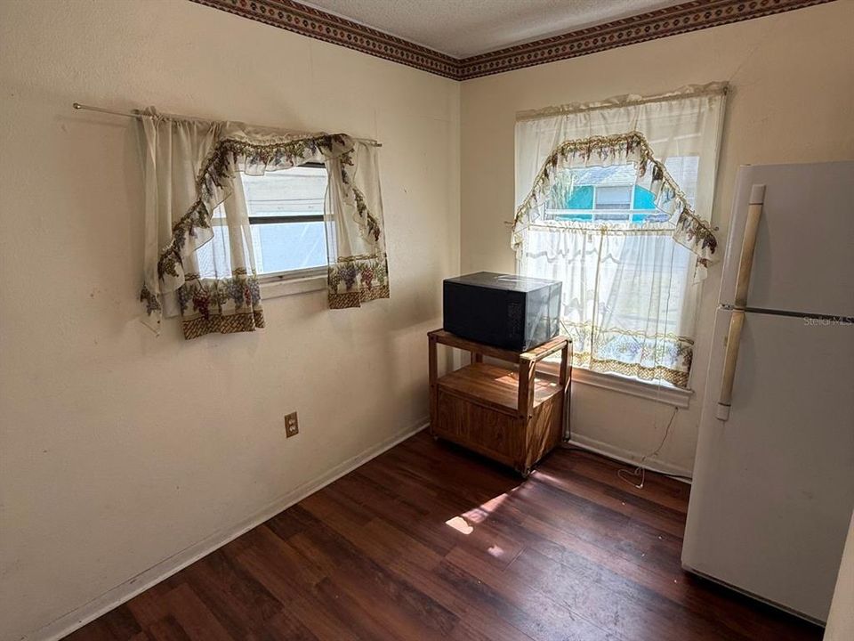 For Sale: $399,000 (2 beds, 1 baths, 925 Square Feet)