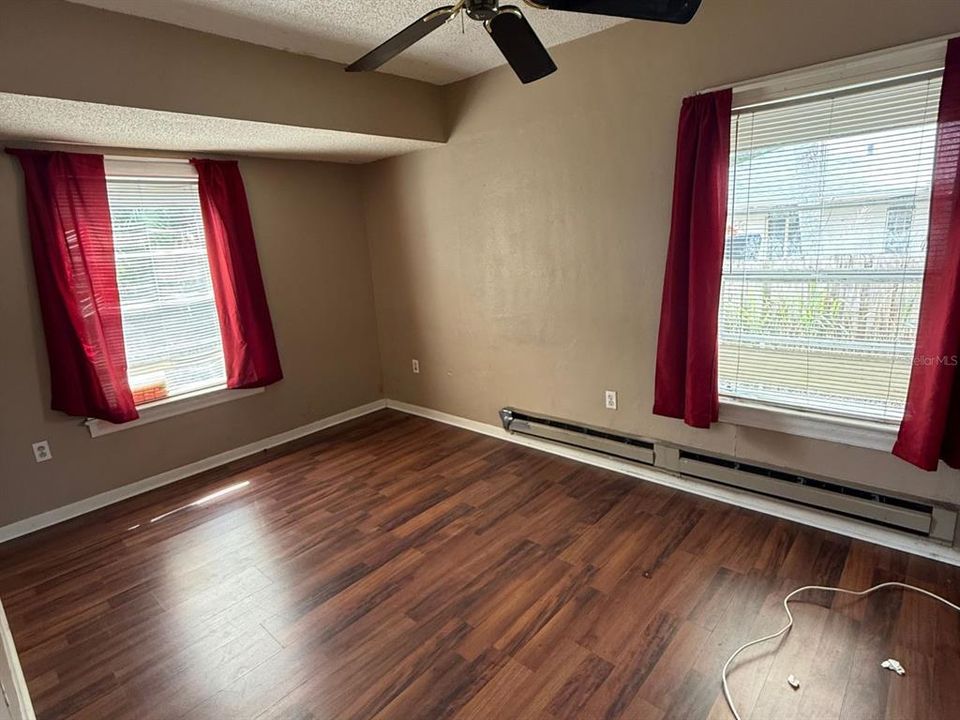 For Sale: $399,000 (2 beds, 1 baths, 925 Square Feet)